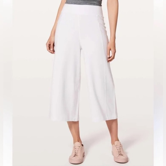 Lululemon Yoga Pants cropped Super-High-Rise Wide Leg, pull up, white,  Size 2 - Picture 1 of 11